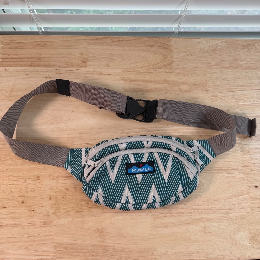 KAVU Spectator White Teal Chevron Canvas Zipper Pockets Fanny Pack Belt Bag